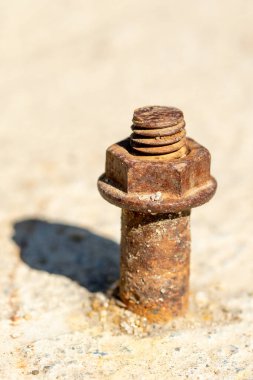 Betonun içindeki eski paslı metal cıvata.