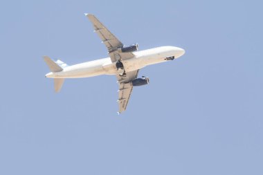 Sharm El Sheikh, Mısır - 30 Ocak 2020: Uçak mavi gökyüzüne doğru uçuyor, turizm. Başka bir deyişle, seyahat, tatil kavramı..