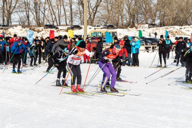 Petropavlovsk, Kazakistan - 29 Şubat 2020: Erkekler ve kadınlar, çocuklar kışın ormanda kayak yapıyor. Güneşli kış manzarası, kayak. Petropavlovsk, Kazakistan.