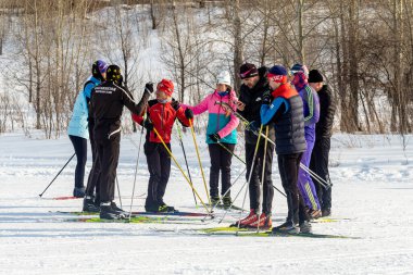 Petropavlovsk, Kazakistan - 29 Şubat 2020: Erkekler ve kadınlar, çocuklar kışın ormanda kayak yapıyor. Güneşli kış manzarası, kayak. Petropavlovsk, Kazakistan.