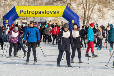 Petropavlovsk, Kazakistan - 29 Şubat 2020: Erkekler ve kadınlar, çocuklar kışın ormanda kayak yapıyor. Güneşli kış manzarası, kayak. Petropavlovsk, Kazakistan.