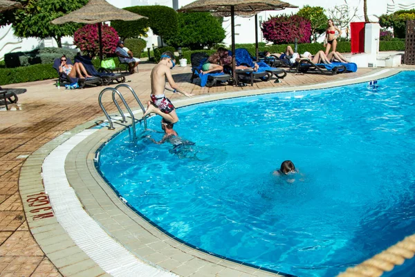 エジプトのシャルム シェイク 2020年1月28日 大人と子供はプールで泳ぎ 晴れた日にスライドに乗ってください 言い換えれば 休暇の概念 — ストック写真