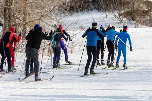 Petropavlovsk, Kazakistan - 29 Şubat 2020: Erkekler ve kadınlar, çocuklar kışın ormanda kayak yapıyor. Güneşli kış manzarası, kayak. Petropavlovsk, Kazakistan.
