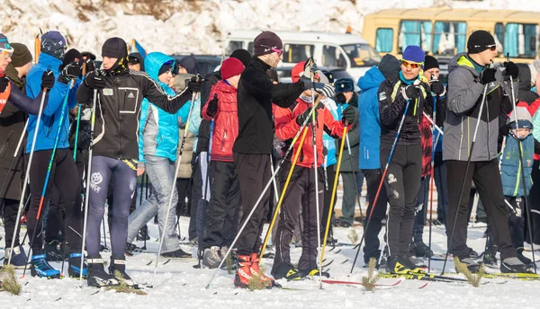 Petropavlovsk Καζακστάν Φεβρουαρίου 2020 Άνδρες Και Γυναίκες Παιδιά Κάνουν Σκι — Φωτογραφία Αρχείου