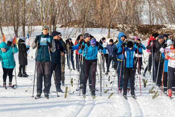 Petropavlovsk Kazakistan Febbraio 2020 Uomini Donne Bambini Sciano Inverno Nella — Foto Stock