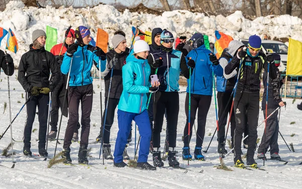 Petropavlovsk, Kazakistan - 29 Şubat 2020: Erkekler ve kadınlar, çocuklar kışın ormanda kayak yapıyor. Güneşli kış manzarası, kayak. Petropavlovsk, Kazakistan.