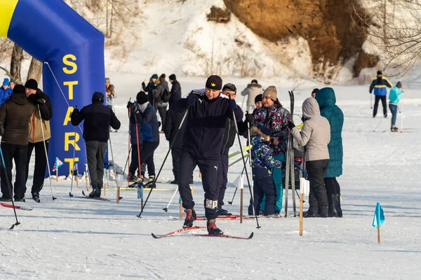 Petropavlovsk Kazajstán Febrero 2020 Hombres Mujeres Niños Esquian Invierno Bosque — Foto de Stock