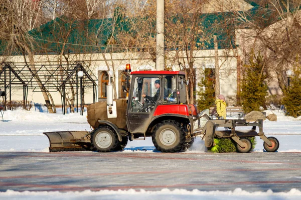 Petropavlovsk Kazachstan Marca 2020 Ciągnik Oczyszcza Ulice Miasta Śniegu — Zdjęcie stockowe