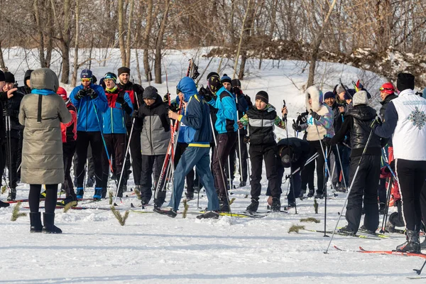 Petropavlovsk, Kazakistan - 29 Şubat 2020: Erkekler ve kadınlar, çocuklar kışın ormanda kayak yapıyor. Güneşli kış manzarası, kayak. Petropavlovsk, Kazakistan.