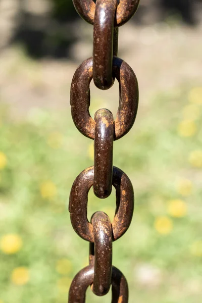 Metall Rostig Kedja Närbild Ofokuserad Bakgrund Naturen — Stockfoto