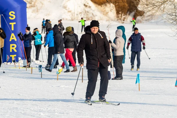 Petropavlovsk Kazakistan Febbraio 2020 Uomini Donne Bambini Sciano Inverno Nella — Foto Stock