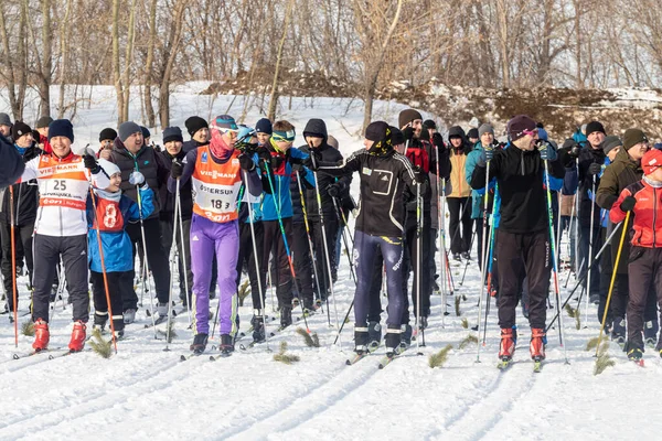 Petropavlovsk Kazajstán Febrero 2020 Hombres Mujeres Niños Esquian Invierno Bosque — Foto de Stock