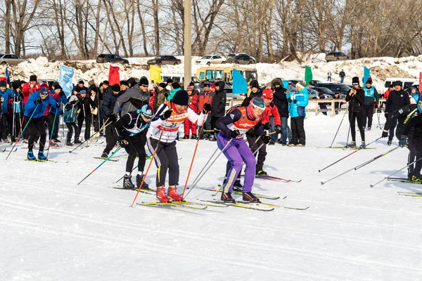 Petropavlovsk, Kazakistan - 29 Şubat 2020: Erkekler ve kadınlar, çocuklar kışın ormanda kayak yapıyor. Güneşli kış manzarası, kayak. Petropavlovsk, Kazakistan.