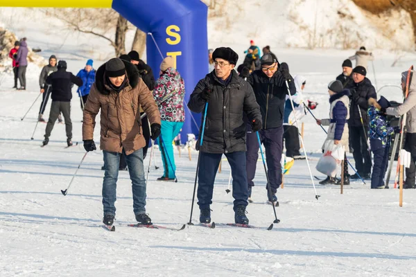 Petropavlovsk Καζακστάν Φεβρουαρίου 2020 Άνδρες Και Γυναίκες Παιδιά Κάνουν Σκι — Φωτογραφία Αρχείου