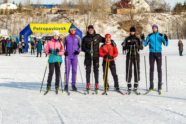 Petropavlovsk, Kazakistan - 29 Şubat 2020: Erkekler ve kadınlar, çocuklar kışın ormanda kayak yapıyor. Güneşli kış manzarası, kayak. Petropavlovsk, Kazakistan.