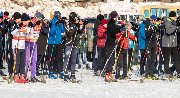Петропавловск Казахстан Февраля 2020 Года Мужчины Женщины Дети Катаются Лыжах — стоковое фото