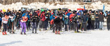 Petropavlovsk, Kazakistan - 29 Şubat 2020: Erkekler ve kadınlar, çocuklar kışın ormanda kayak yapıyor. Güneşli kış manzarası, kayak. Petropavlovsk, Kazakistan.