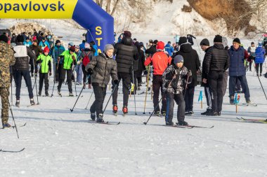 Petropavlovsk, Kazakistan - 29 Şubat 2020: Erkekler ve kadınlar, çocuklar kışın ormanda kayak yapıyor. Güneşli kış manzarası, kayak. Petropavlovsk, Kazakistan.