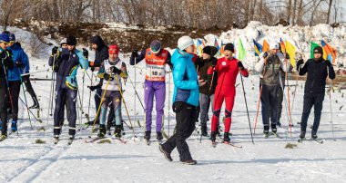 Petropavlovsk, Kazakistan - 29 Şubat 2020: Erkekler ve kadınlar, çocuklar kışın ormanda kayak yapıyor. Güneşli kış manzarası, kayak. Petropavlovsk, Kazakistan.