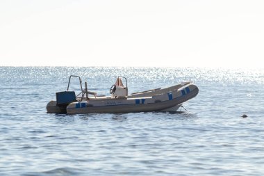 Sharm El Sheikh, Mısır - 27 Ocak 2020: Mavi gökyüzüne karşı tekneler denizde yüzüyor. Başka bir deyişle, seyahat, tatil kavramı..