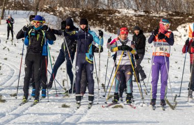 Petropavlovsk, Kazakistan - 29 Şubat 2020: Erkekler ve kadınlar, çocuklar kışın ormanda kayak yapıyor. Güneşli kış manzarası, kayak. Petropavlovsk, Kazakistan.
