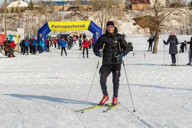 Petropavlovsk, Kazakistan - 29 Şubat 2020: Erkekler ve kadınlar, çocuklar kışın ormanda kayak yapıyor. Güneşli kış manzarası, kayak. Petropavlovsk, Kazakistan.