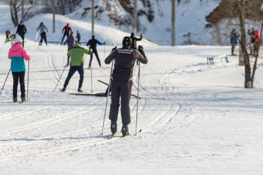 Petropavlovsk, Kazakistan - 29 Şubat 2020: İnsanlar kış ormanlarında kayak yapıyorlar. Güneşli kış manzarası, kayak.