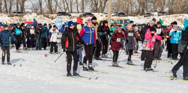 Petropavlovsk, Kazakistan - 29 Şubat 2020: Erkekler ve kadınlar, çocuklar kışın ormanda kayak yapıyor. Güneşli kış manzarası, kayak. Petropavlovsk, Kazakistan.