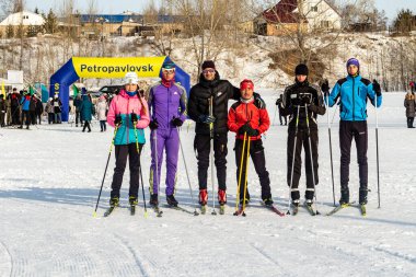 Petropavlovsk, Kazakistan - 29 Şubat 2020: Erkekler ve kadınlar, çocuklar kışın ormanda kayak yapıyor. Güneşli kış manzarası, kayak. Petropavlovsk, Kazakistan.