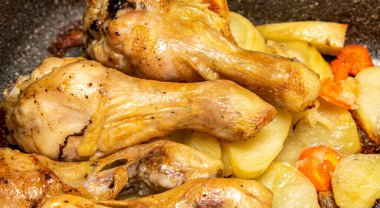 Kızarmış tavuk budu ve tabakta altın kabuk..