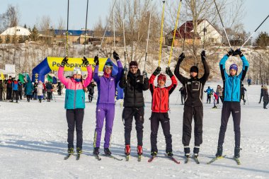 Petropavlovsk, Kazakistan - 29 Şubat 2020: Erkekler ve kadınlar, çocuklar kışın ormanda kayak yapıyor. Güneşli kış manzarası, kayak. Petropavlovsk, Kazakistan.