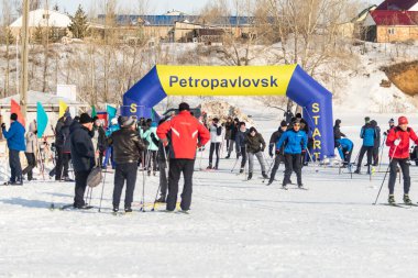 Petropavlovsk, Kazakistan - 29 Şubat 2020: Erkekler ve kadınlar, çocuklar kışın ormanda kayak yapıyor. Güneşli kış manzarası, kayak. Petropavlovsk, Kazakistan.