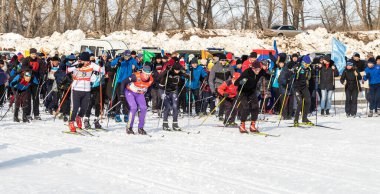 Petropavlovsk, Kazakistan - 29 Şubat 2020: Erkekler ve kadınlar, çocuklar kışın ormanda kayak yapıyor. Güneşli kış manzarası, kayak. Petropavlovsk, Kazakistan.