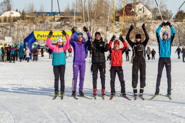 Petropavlovsk, Kazakistan - 29 Şubat 2020: Erkekler ve kadınlar, çocuklar kışın ormanda kayak yapıyor. Güneşli kış manzarası, kayak. Petropavlovsk, Kazakistan.