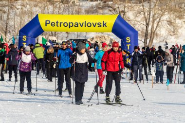 Petropavlovsk, Kazakistan - 29 Şubat 2020: Erkekler ve kadınlar, çocuklar kışın ormanda kayak yapıyor. Güneşli kış manzarası, kayak. Petropavlovsk, Kazakistan.