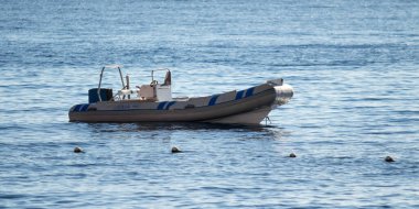 Sharm El Sheikh, Mısır - 27 Ocak 2020: Mavi gökyüzüne karşı tekneler denizde yüzüyor. Başka bir deyişle, seyahat, tatil kavramı..