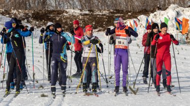Petropavlovsk, Kazakistan - 29 Şubat 2020: Erkekler ve kadınlar, çocuklar kışın ormanda kayak yapıyor. Güneşli kış manzarası, kayak. Petropavlovsk, Kazakistan.