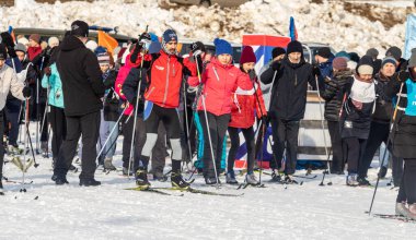 Petropavlovsk, Kazakistan - 29 Şubat 2020: Erkekler ve kadınlar, çocuklar kışın ormanda kayak yapıyor. Güneşli kış manzarası, kayak. Petropavlovsk, Kazakistan.