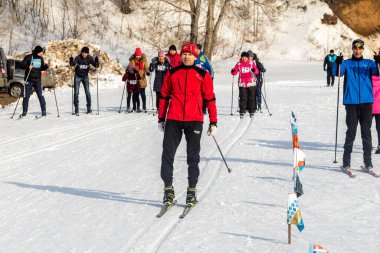 Petropavlovsk, Kazakistan - 29 Şubat 2020: Erkekler ve kadınlar, çocuklar kışın ormanda kayak yapıyor. Güneşli kış manzarası, kayak. Petropavlovsk, Kazakistan.