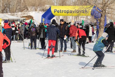 Petropavlovsk, Kazakistan - 29 Şubat 2020: Erkekler ve kadınlar, çocuklar kışın ormanda kayak yapıyor. Güneşli kış manzarası, kayak. Petropavlovsk, Kazakistan.