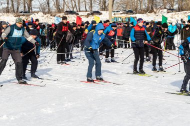 Petropavlovsk, Kazakistan - 29 Şubat 2020: Erkekler ve kadınlar, çocuklar kışın ormanda kayak yapıyor. Güneşli kış manzarası, kayak. Petropavlovsk, Kazakistan.