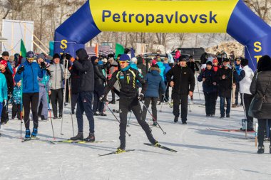 Petropavlovsk, Kazakistan - 29 Şubat 2020: Erkekler ve kadınlar, çocuklar kışın ormanda kayak yapıyor. Güneşli kış manzarası, kayak. Petropavlovsk, Kazakistan.