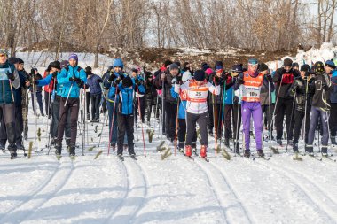 Petropavlovsk, Kazakistan - 29 Şubat 2020: Erkekler ve kadınlar, çocuklar kışın ormanda kayak yapıyor. Güneşli kış manzarası, kayak. Petropavlovsk, Kazakistan.