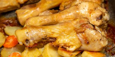 Kızarmış tavuk budu ve tabakta altın kabuk..