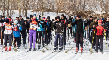 Petropavlovsk, Kazakistan - 29 Şubat 2020: Erkekler ve kadınlar, çocuklar kışın ormanda kayak yapıyor. Güneşli kış manzarası, kayak. Petropavlovsk, Kazakistan.