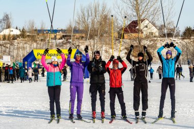 Petropavlovsk, Kazakistan - 29 Şubat 2020: Erkekler ve kadınlar, çocuklar kışın ormanda kayak yapıyor. Güneşli kış manzarası, kayak. Petropavlovsk, Kazakistan.