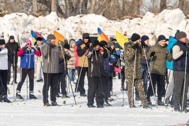 Petropavlovsk, Kazakistan - 29 Şubat 2020: Erkekler ve kadınlar, çocuklar kışın ormanda kayak yapıyor. Güneşli kış manzarası, kayak. Petropavlovsk, Kazakistan.