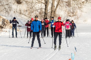 Petropavlovsk, Kazakistan - 29 Şubat 2020: Erkekler ve kadınlar, çocuklar kışın ormanda kayak yapıyor. Güneşli kış manzarası, kayak. Petropavlovsk, Kazakistan.