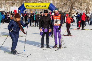 Petropavlovsk, Kazakistan - 29 Şubat 2020: Erkekler ve kadınlar, çocuklar kışın ormanda kayak yapıyor. Güneşli kış manzarası, kayak. Petropavlovsk, Kazakistan.