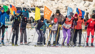 Petropavlovsk, Kazakistan - 29 Şubat 2020: Erkekler ve kadınlar, çocuklar kışın ormanda kayak yapıyor. Güneşli kış manzarası, kayak. Petropavlovsk, Kazakistan.